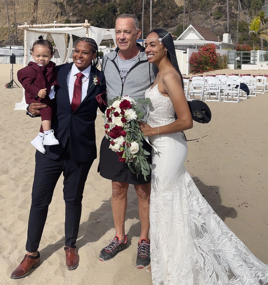 El actor Tom Hanks se detuvo para tomar fotos con Diciembre y Tashia Farries en Santa Mónica después de su ceremonia en la playa.